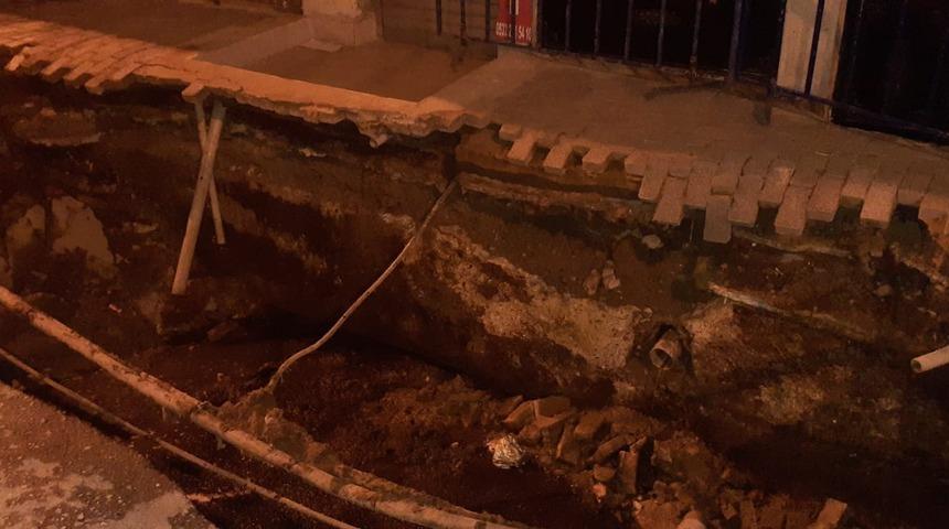 K&uuml;&ccedil;&uuml;k&ccedil;ekmece'de 5 katlı binanın &ouml;n&uuml;ndeki kaldırım &ccedil;&ouml;kt&uuml;