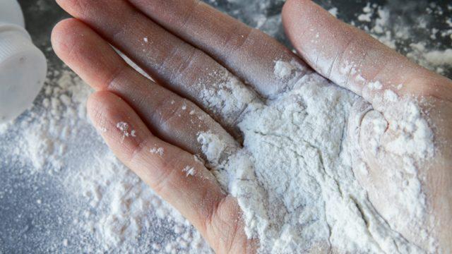 Sönük saçlar için bunu deneyin! Pudra ve fön makinesiyle...