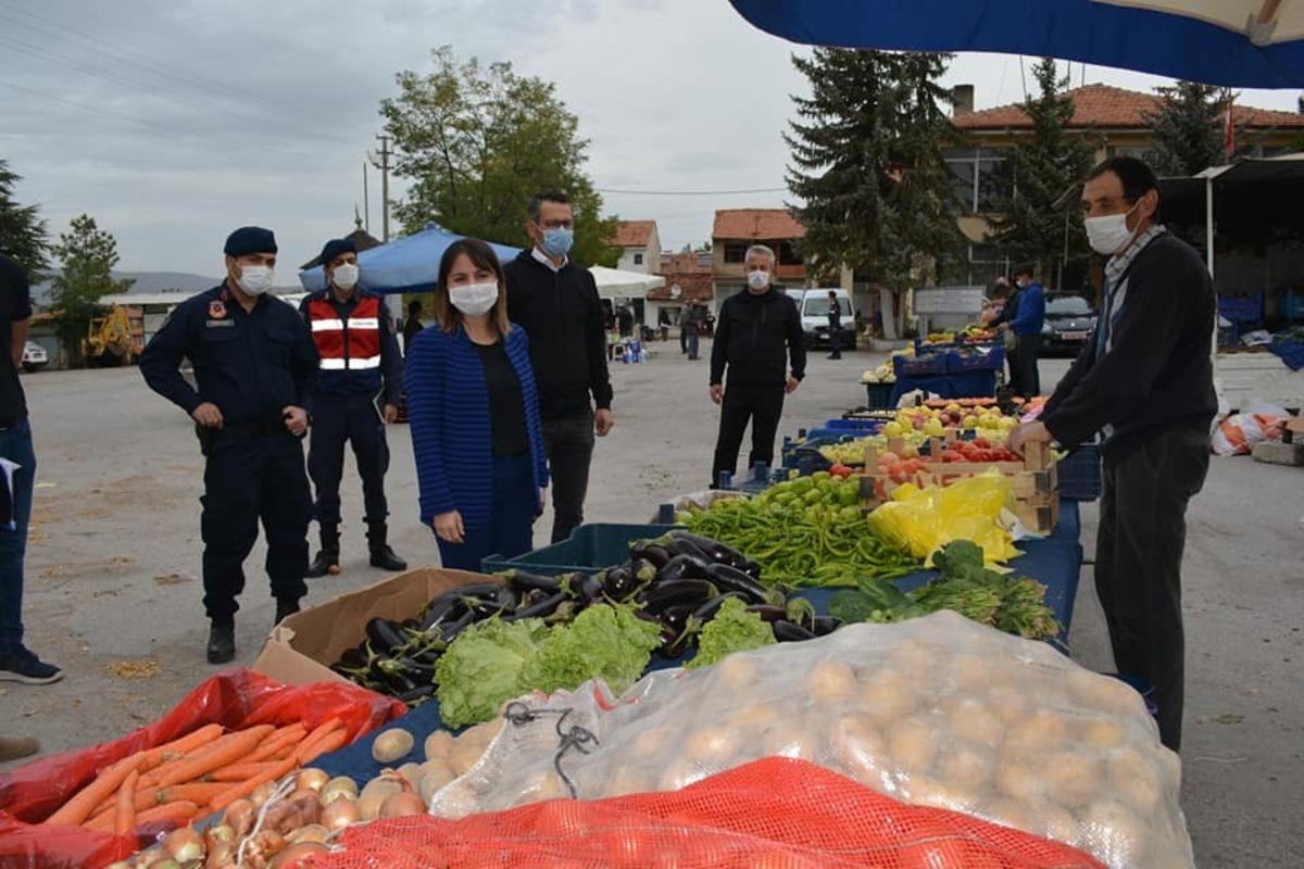 K&ouml;y pazarında Korona vir&uuml;s denetimi