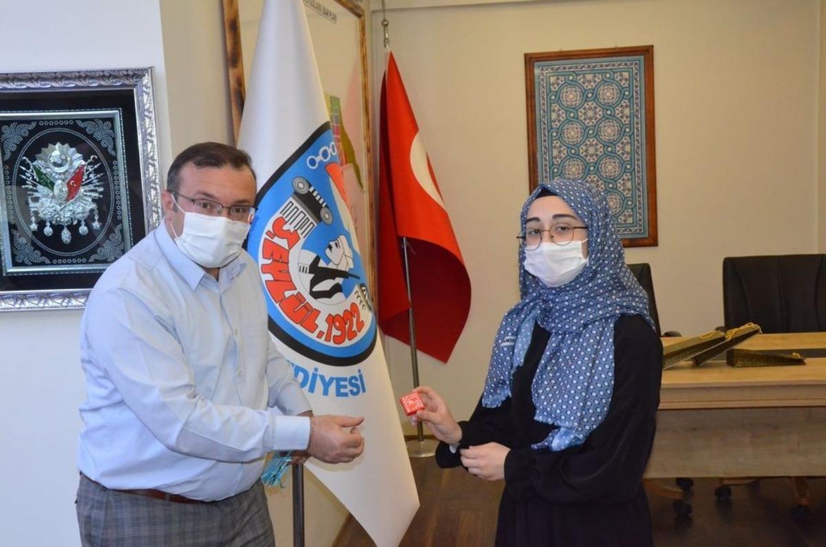 Mezun olan hafızlar &ouml;d&uuml;llendirildi