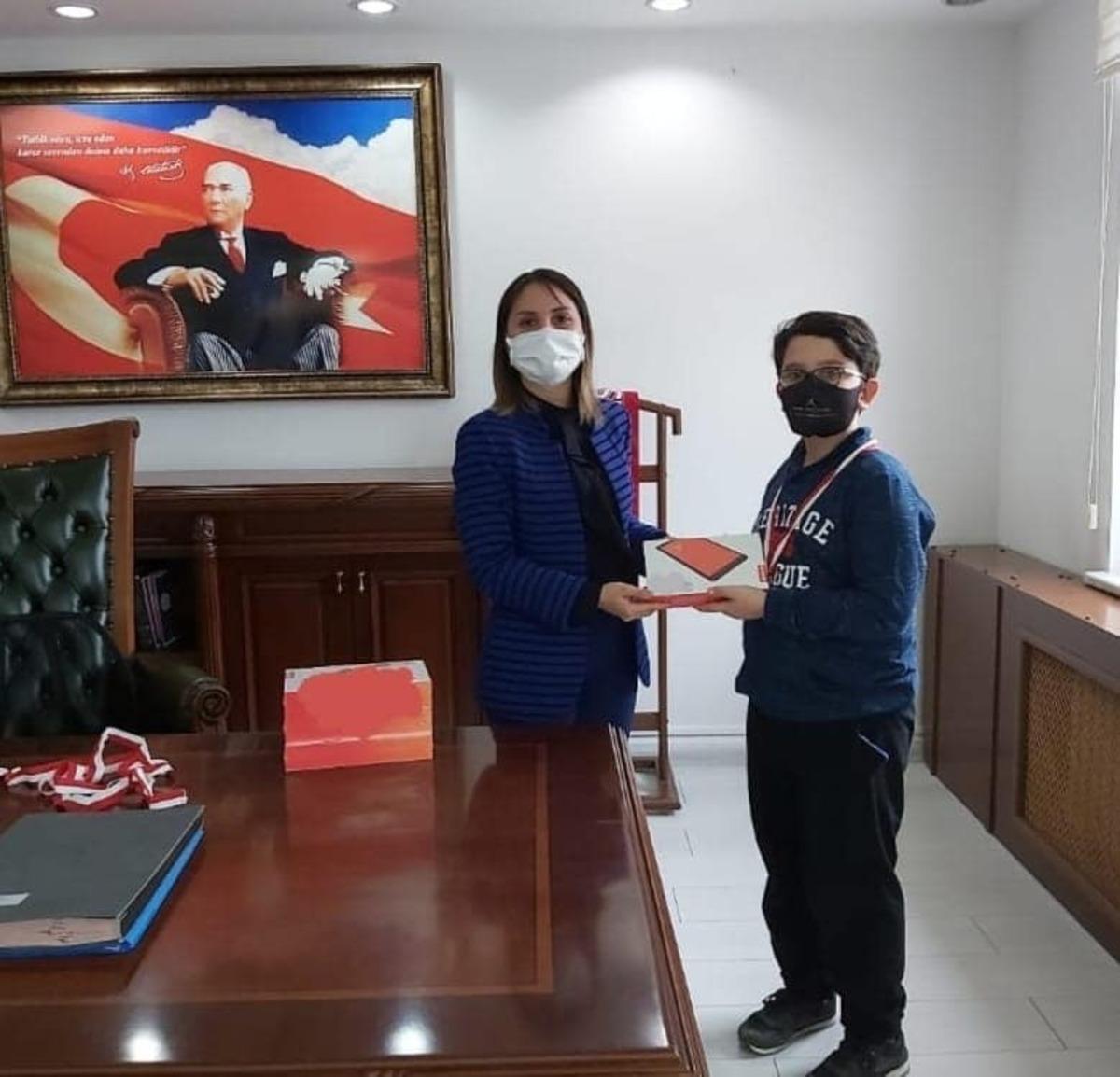 Dereceye giren &ouml;ğrenciler &ouml;d&uuml;llendirildi