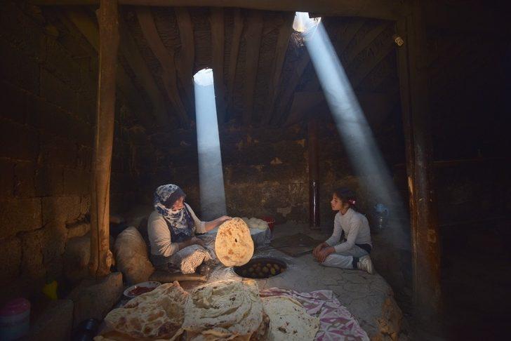 Köy kadınlarının zorlu tandır ekmeği yapma telaşı G1