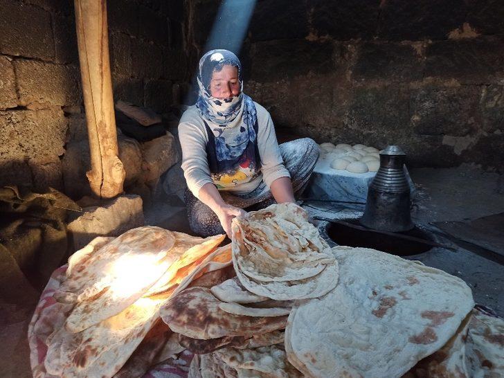 Köy kadınlarının zorlu tandır ekmeği yapma telaşı G3