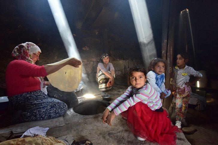 Köy kadınlarının zorlu tandır ekmeği yapma telaşı G4