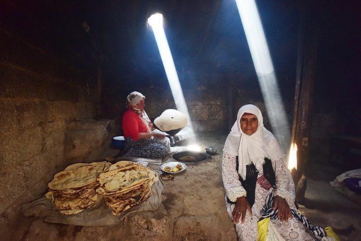 Köy kadınlarının zorlu tandır ekmeği yapma telaşı G5