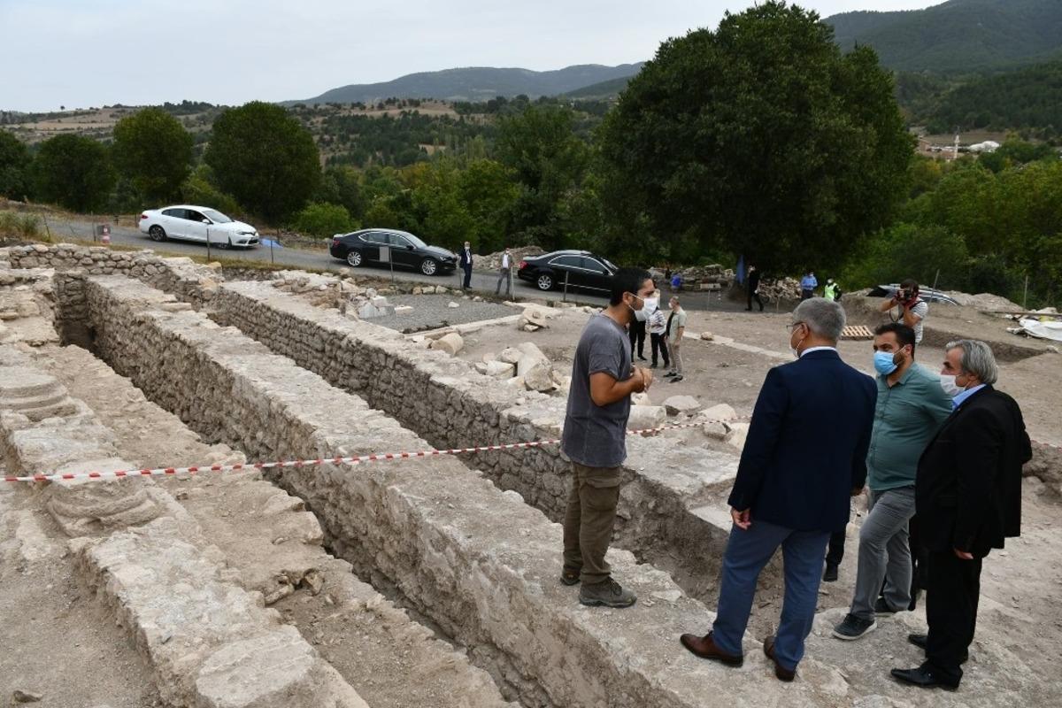 Vali G&uuml;rel hem denetledi hem de antik kentte &ccedil;alışmaları yerinde inceledi