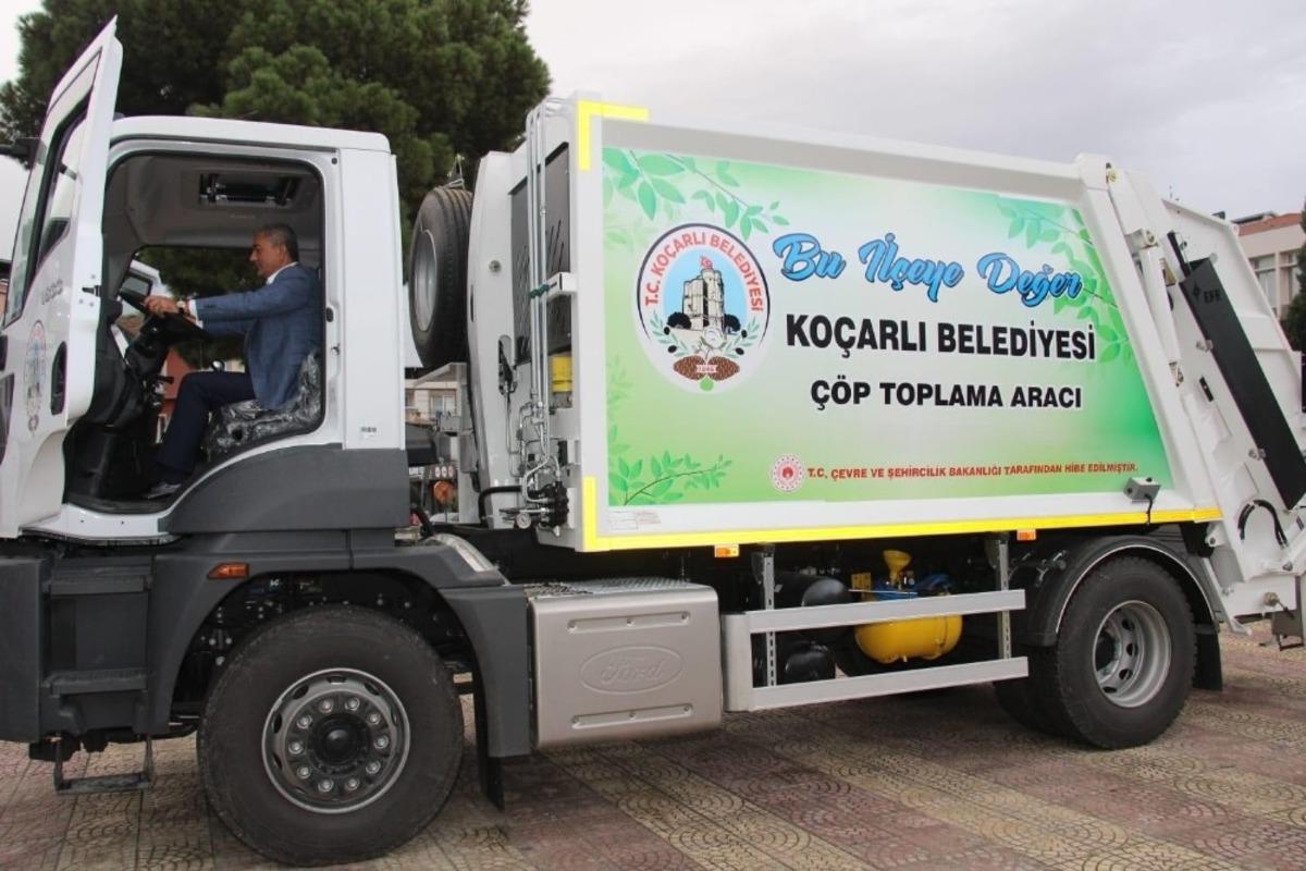 &Ccedil;evre ve Şehircilik Bakanlığı, Ko&ccedil;arlı&rsquo;ya &ccedil;&ouml;p kamyonu hibe etti