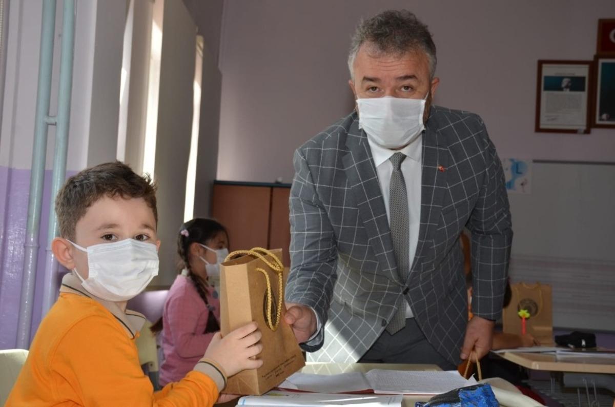 Başkan Topaloğlu&rsquo;ndan &ouml;ğrencilere &lsquo;okula hoş geldin&rsquo; hediyesi