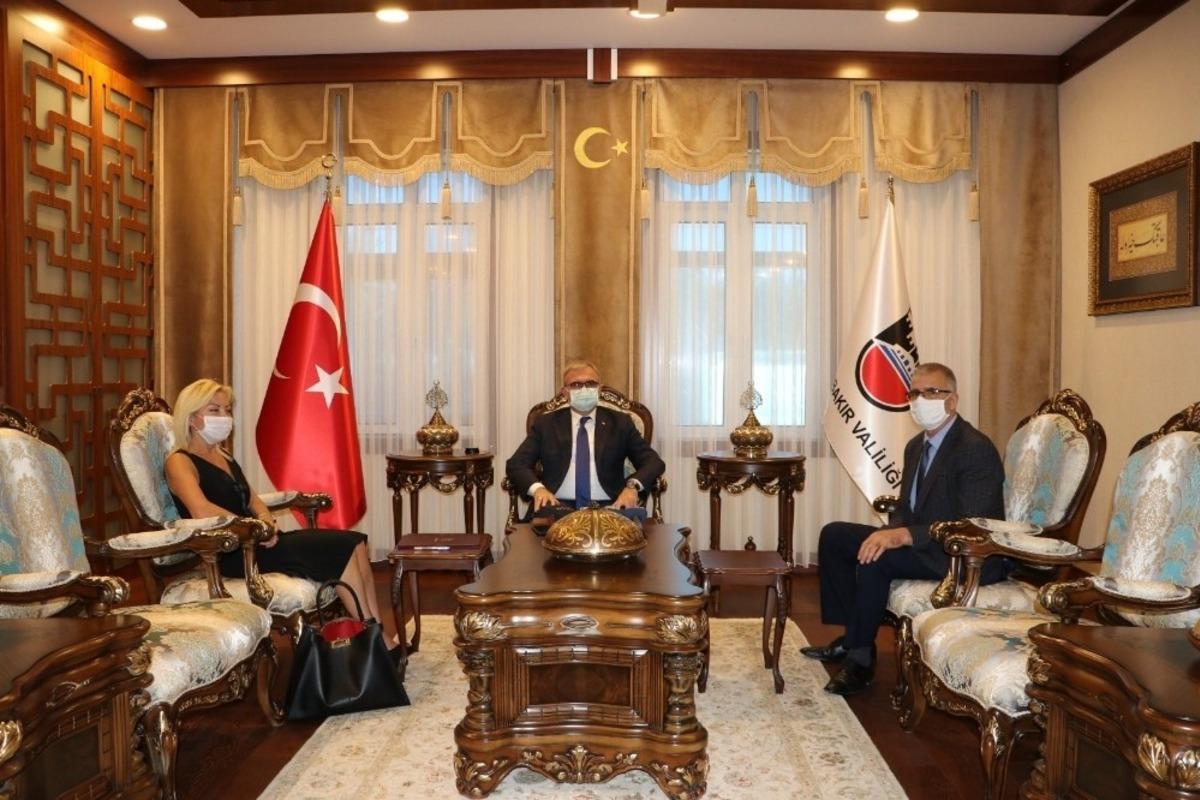 Hayırsever iş kadınından Dicle&rsquo;ye halk k&uuml;t&uuml;phanesi