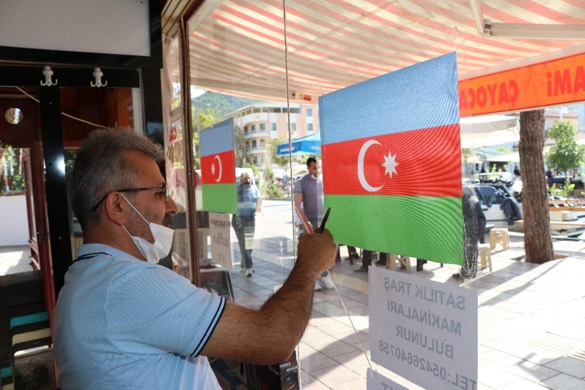 40 yıllık berberden Azerbaycan&rsquo;a destek