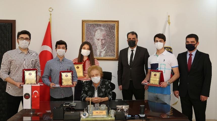 N&uuml;ket Ersoy&rsquo;dan başarılı &ouml;ğrencilere &ouml;d&uuml;l