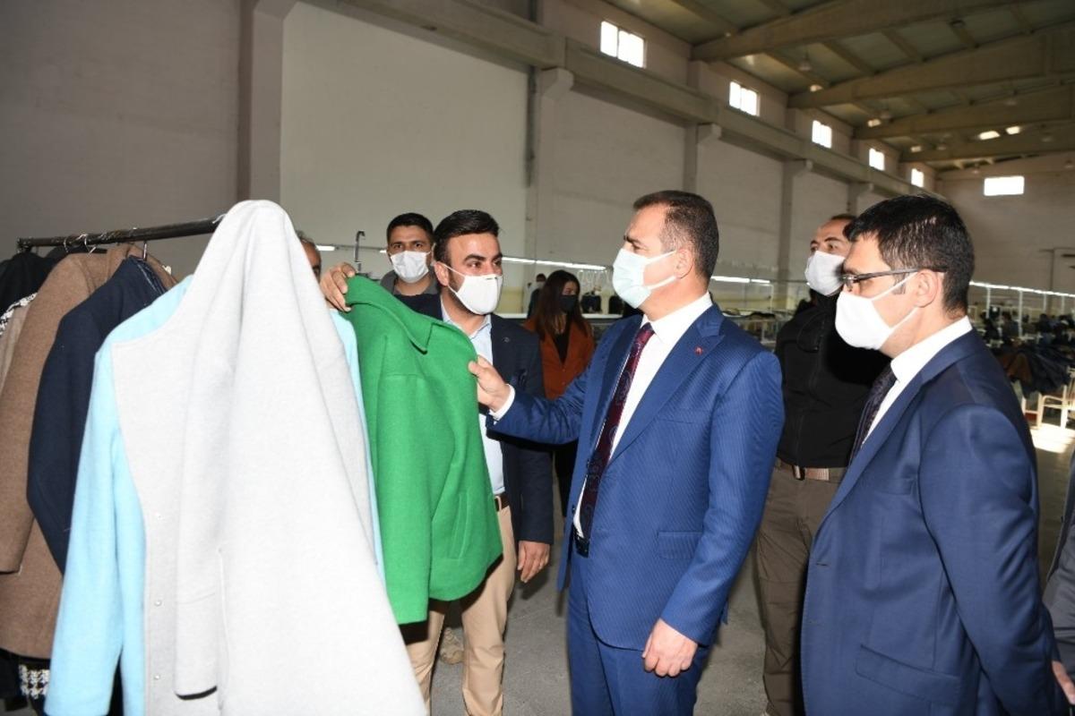 Vali Akbıyık, 120 kişiyi istihdam eden tekstil at&ouml;lyesini ziyaret etti