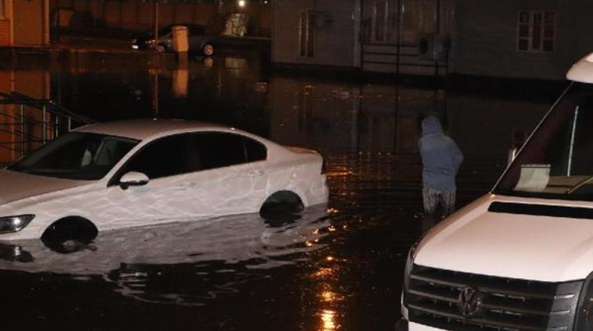 Zonguldak'ta şiddetli yağmur ve rüzgar!  İş yerlerini su bastı, ağaçlar devrildi