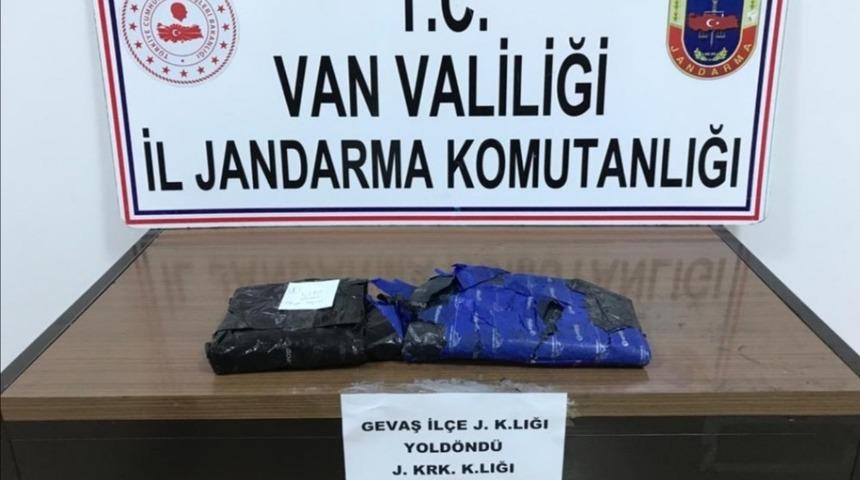 Gevaş&rsquo;ta 2 kilo 820 gram afyon sakızı ele ge&ccedil;irildi