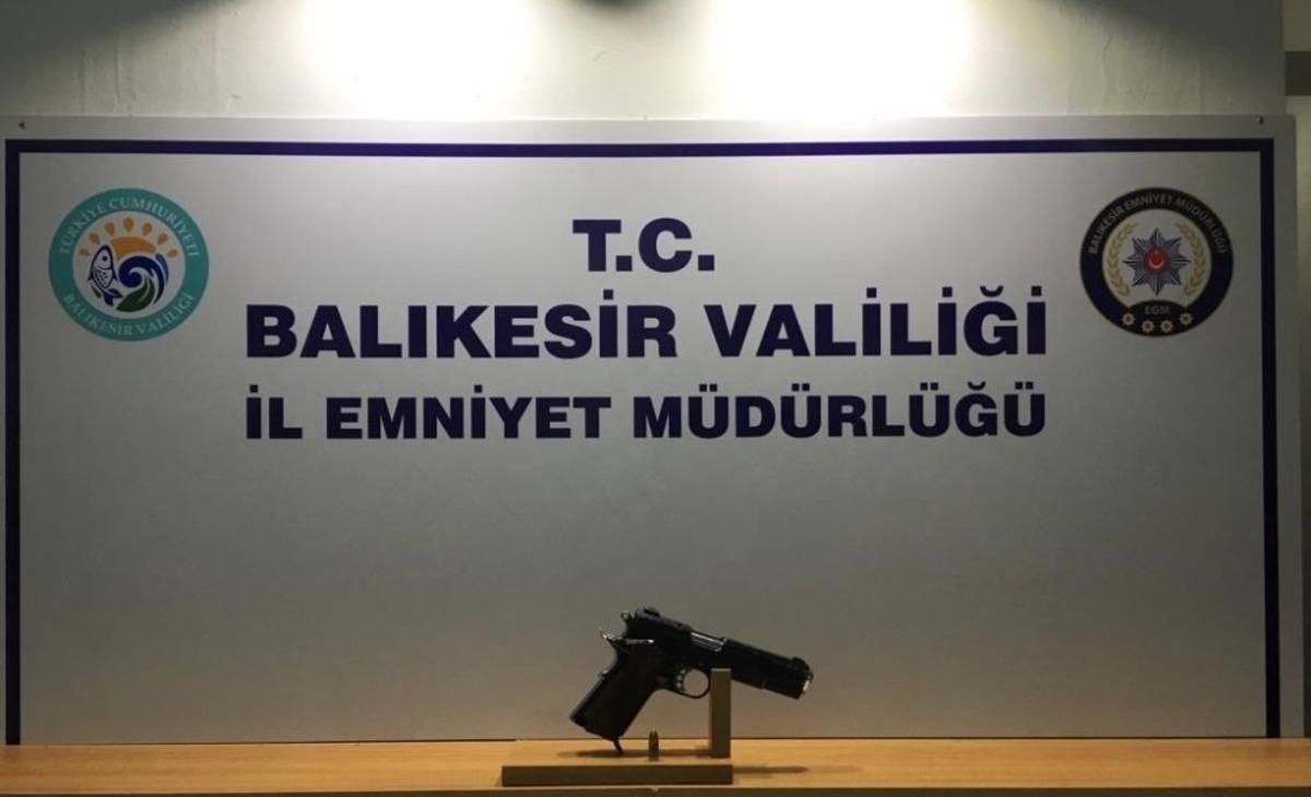 Balıkesir&rsquo;de polis aranan 57 şahsı yakalarken, 9 silah ele ge&ccedil;irdi