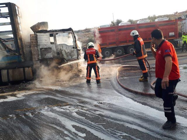 Tarsus’ta tırın çekicisi yandı