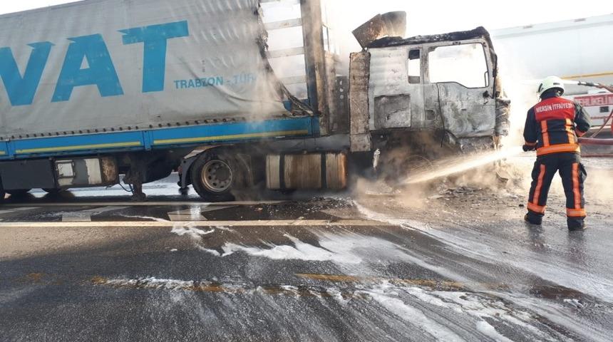 Tarsus&rsquo;ta tırın &ccedil;ekicisi yandı