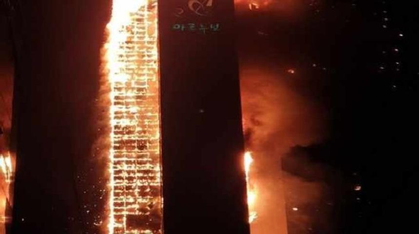 33 katlı gökdelen yandı: Çok sayıda yaralı var!