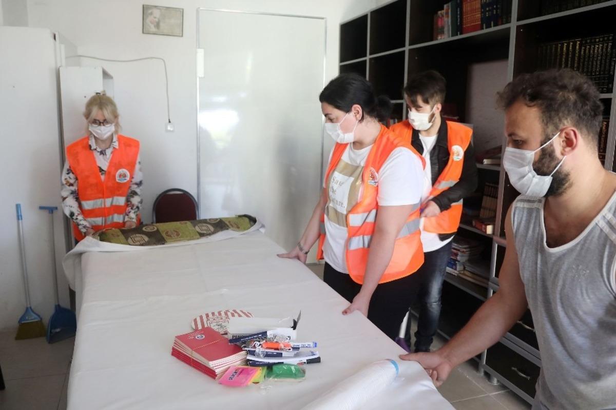 Sınava hazırlanan gen&ccedil;ler istedi, belediye k&uuml;t&uuml;phaneyi yeniledi