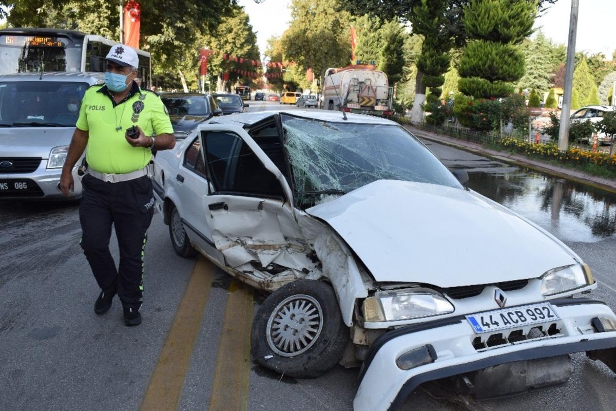 Malatya&rsquo;da iki otomobil &ccedil;arpıştı: 1 yaralı