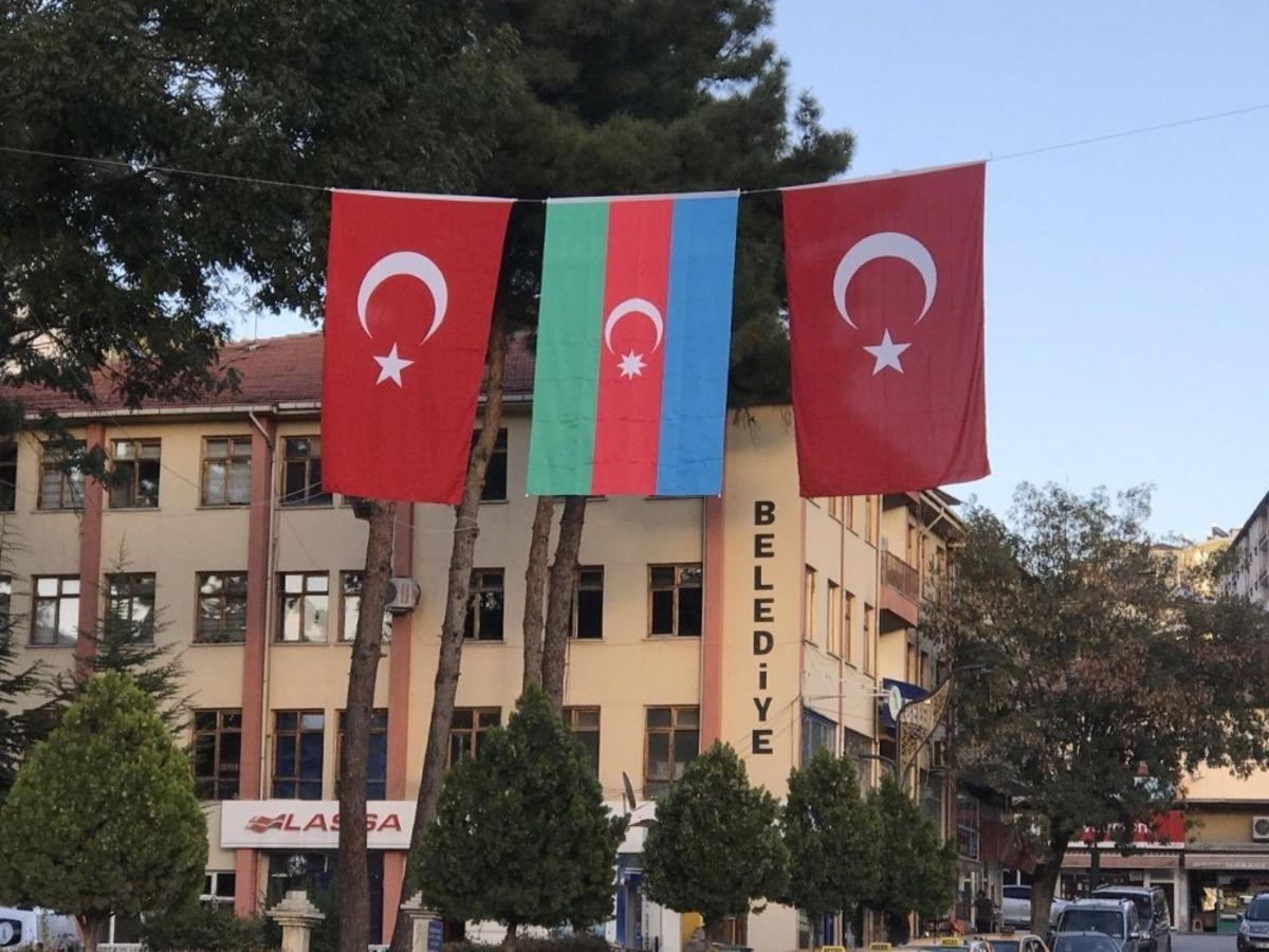 Tokat&rsquo;ta, Azerbaycan&rsquo;a bayraklı destek