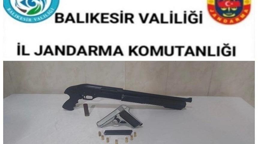 Jandarma Kepsut&rsquo;ta 2 silah yakaladı