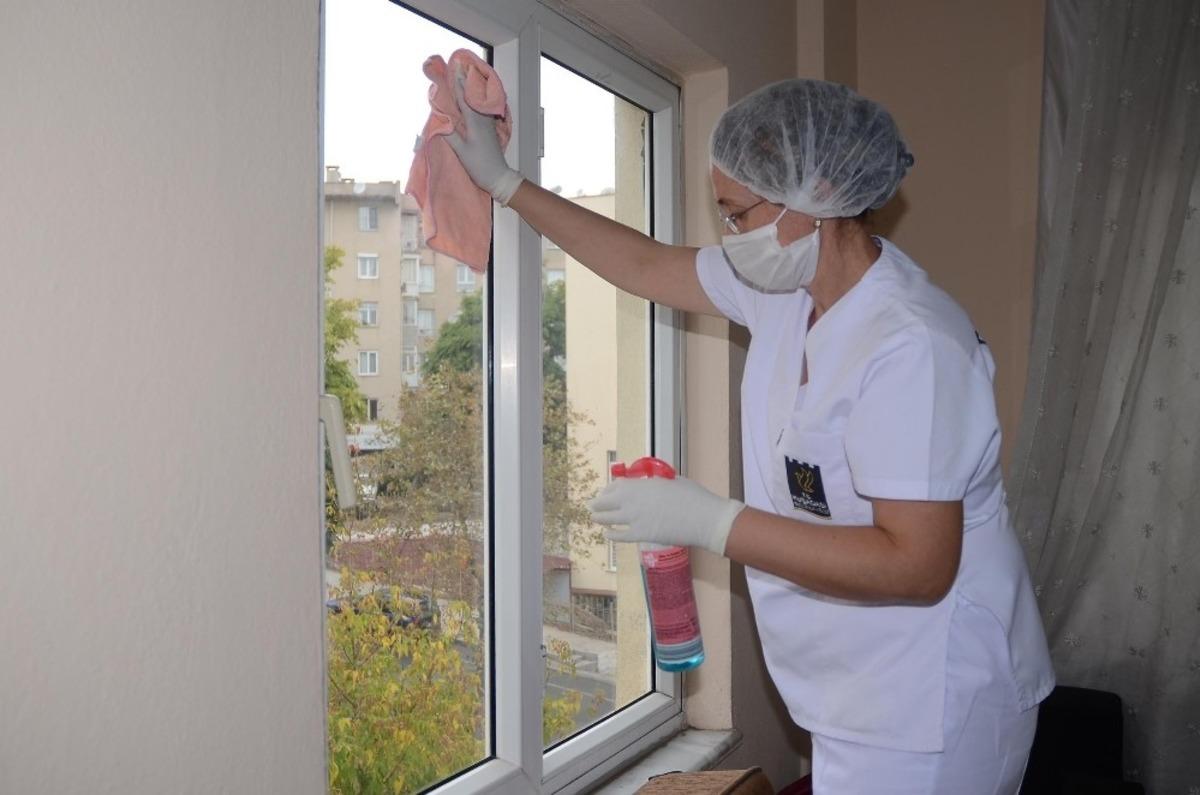 Kuşadası Belediyesi evde bakım birimi her g&uuml;n 25 evi ziyaret ediyor