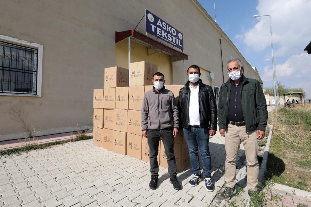 Vanlı tekstilciler, Van B&uuml;y&uuml;kşehir Belediyesi 40 bin maske hediye etti