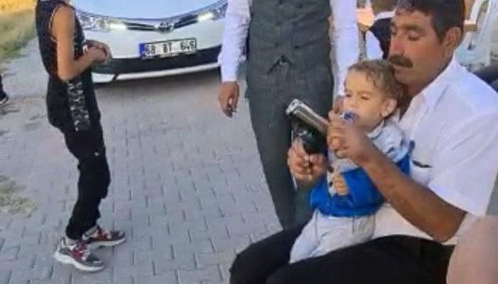 Ağzında emzik olan 2 yaşındaki torununun eline silah verip ateş ettirdi