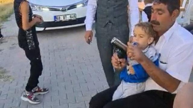 Ağzında emzik olan 2 yaşındaki torununun eline silah verip ateş ettirdi