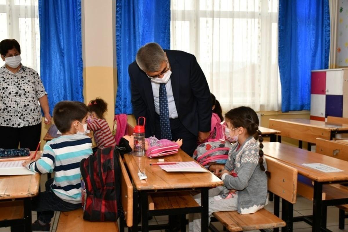 Vali G&uuml;rel&rsquo;den okullara ziyaret