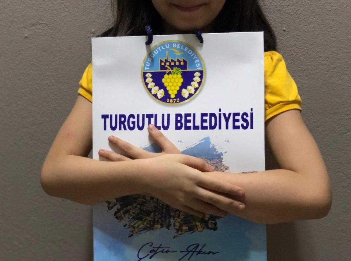 Turgutlu&rsquo;da &ouml;ğrenciler tabletleriyle buluşmaya başladı