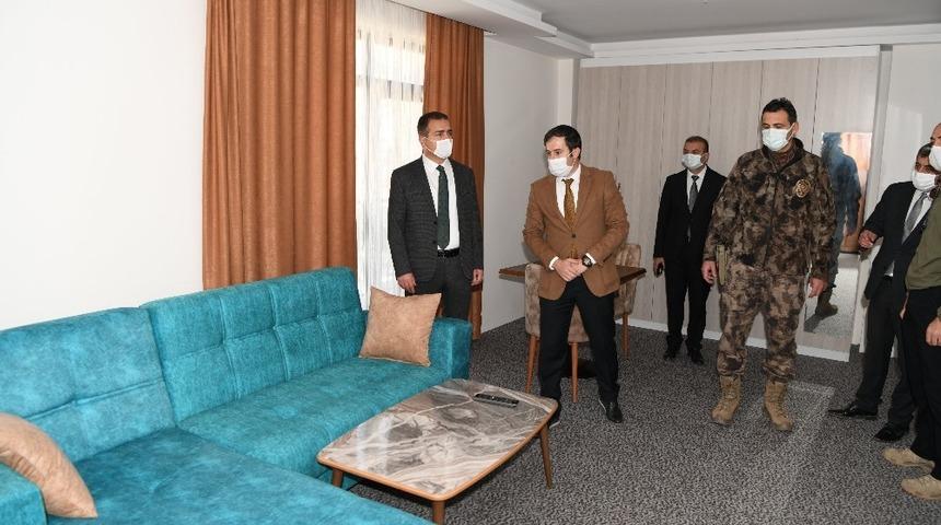 Vali Akbıyık, 5 yıldız konforundaki yeni &ouml;ğretmen evininde incelemelerde bulundu