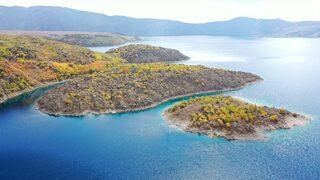 Sonbaharın cennet köşesi Nemrut Gölü renkleriyle büyülüyor!
