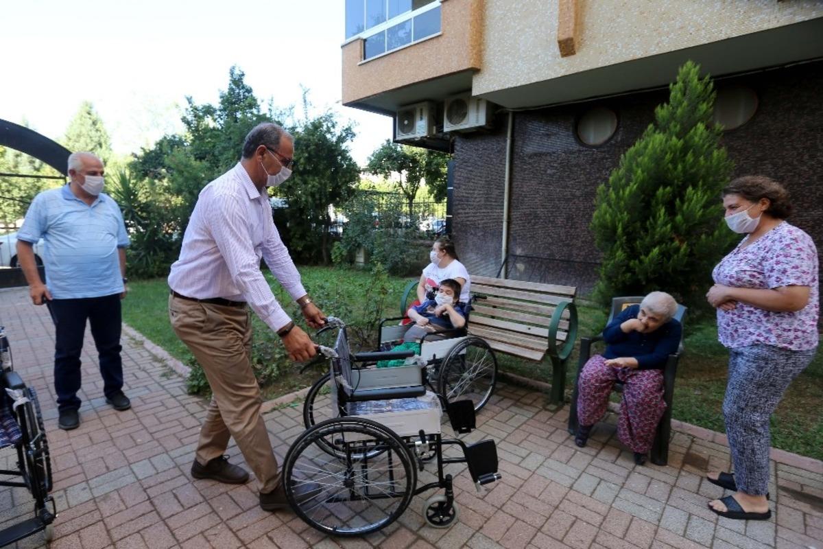 Engelli kardeşler tekerlekli sandalyelerine kavuştu