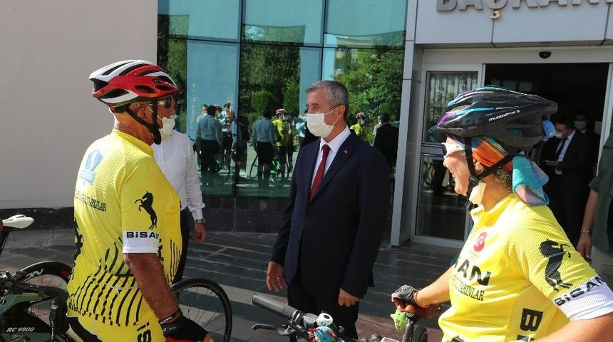 Bisikletçiler Başkan Tahmazoğlu’nu ziyaret etti