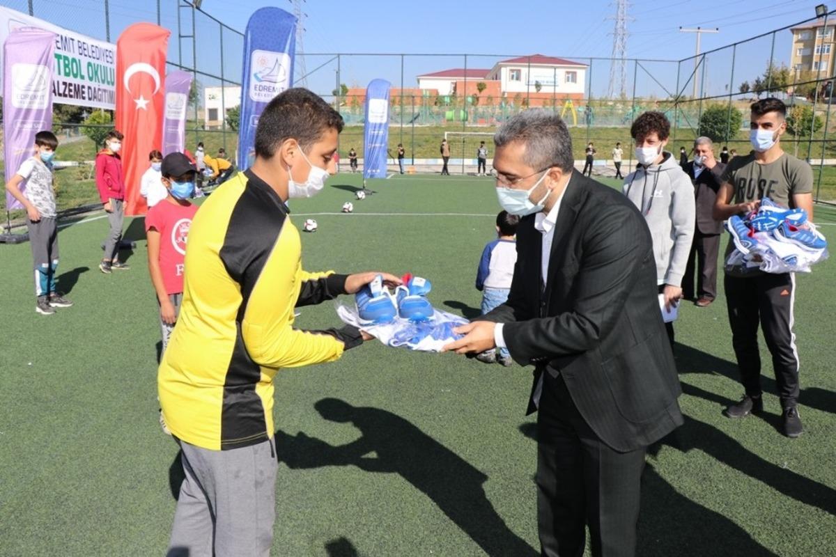 Edremit Belediyesi&rsquo;nden &ouml;ğrencilere spor malzemesi