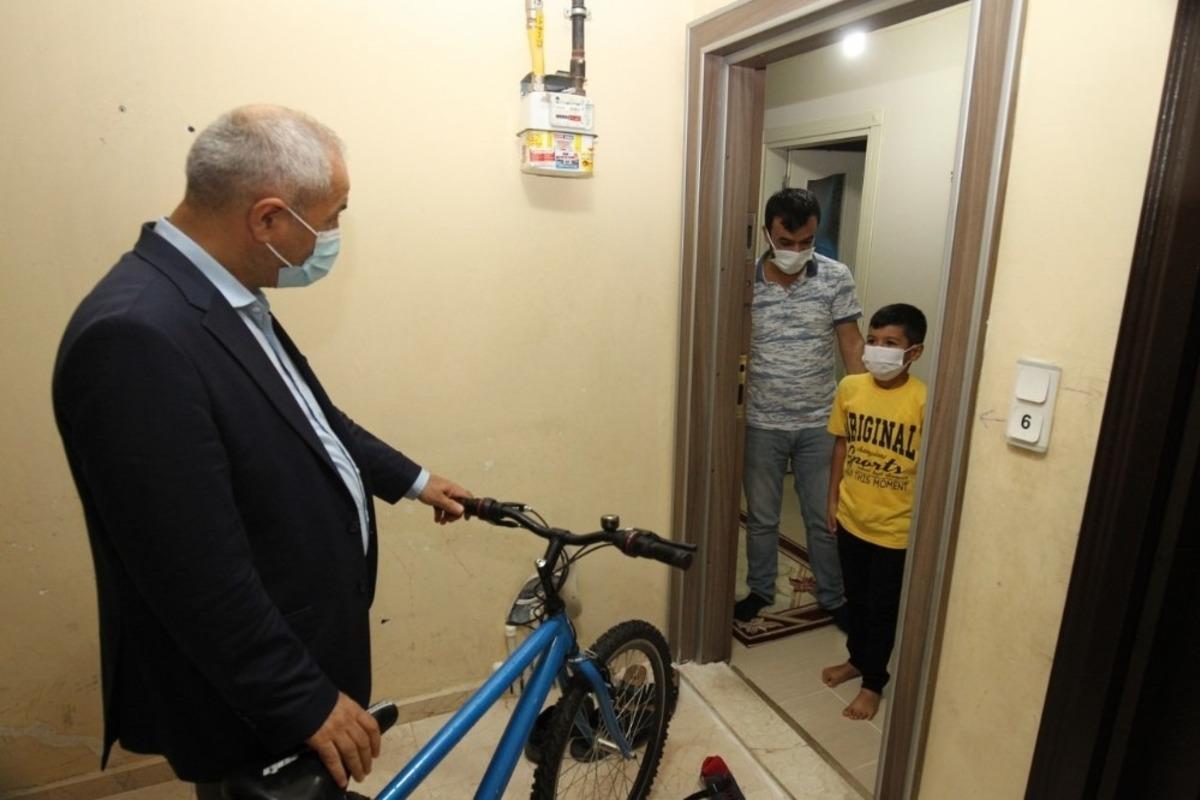 Başkan B&uuml;y&uuml;kg&ouml;z&rsquo;den minik İsmail&rsquo;e s&uuml;rpriz hediye