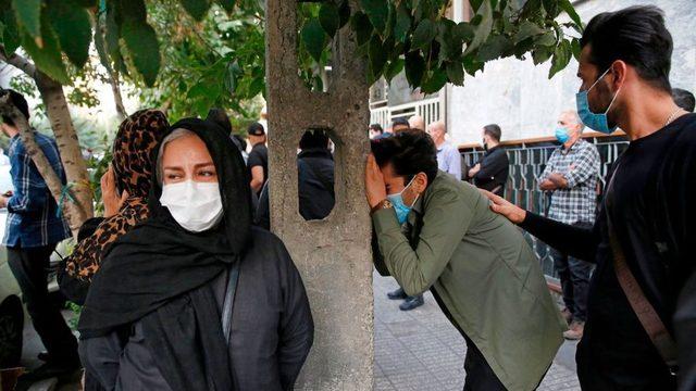 Ölüm haberini duyan sevenleri yasa boğuldu.