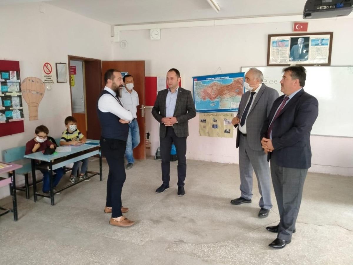 Bah&ccedil;ekonaklı &ouml;ğrenciler telefonla g&ouml;r&uuml;şt&uuml;kleri Bakan Sel&ccedil;uk&rsquo;tan tablet ve internet istedi