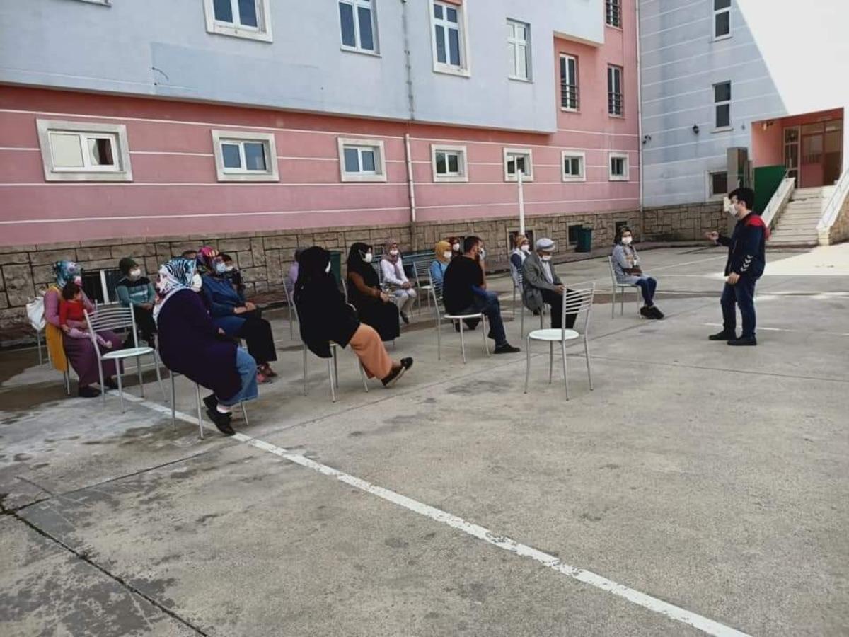 Veli toplantısı okul bah&ccedil;esinde yapıldı