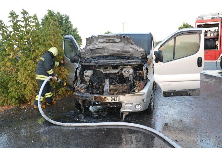 Park halindeki minibüste çıkan yangın korkuttu G1