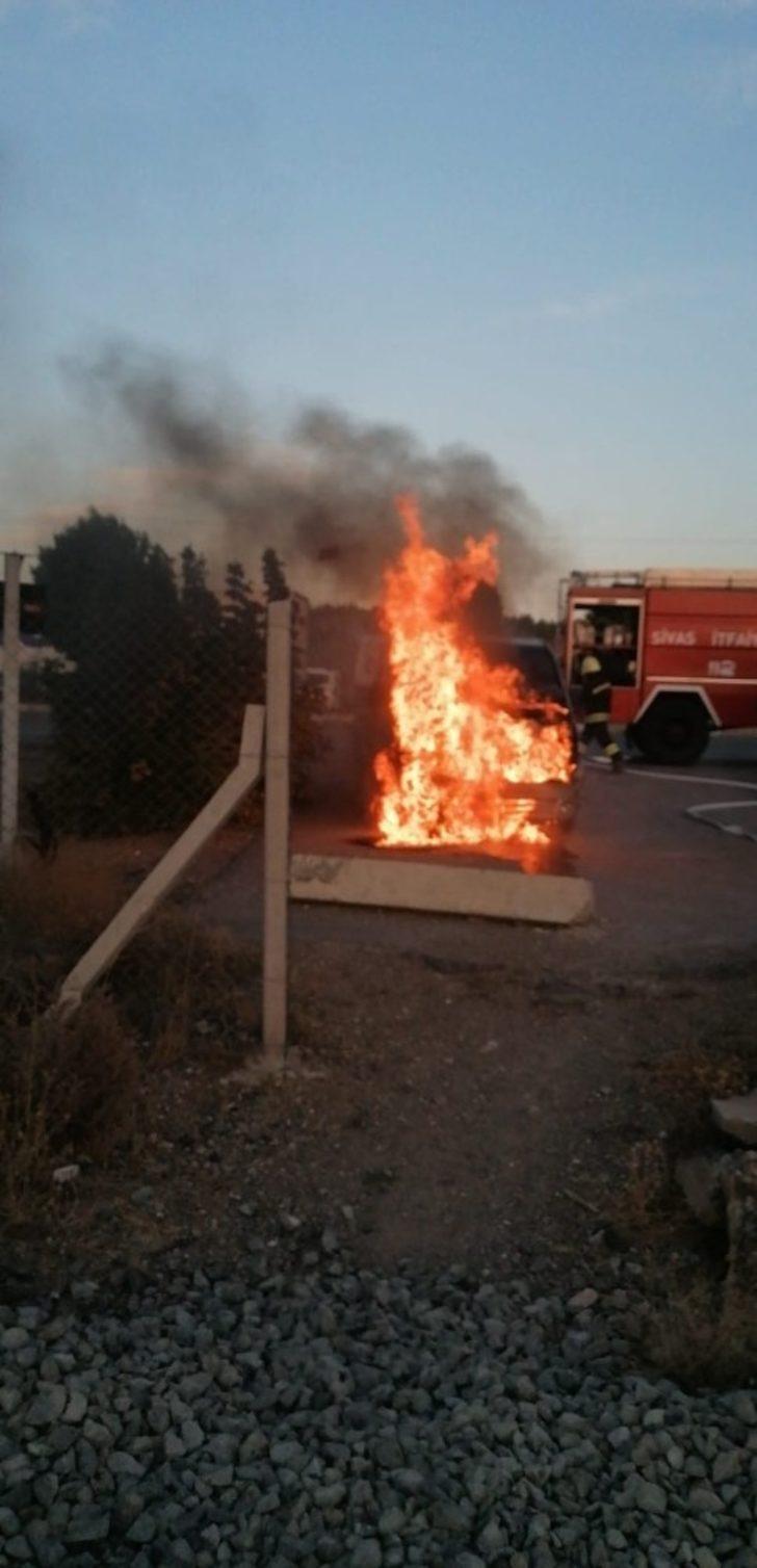 Park halindeki minibüste çıkan yangın korkuttu G3