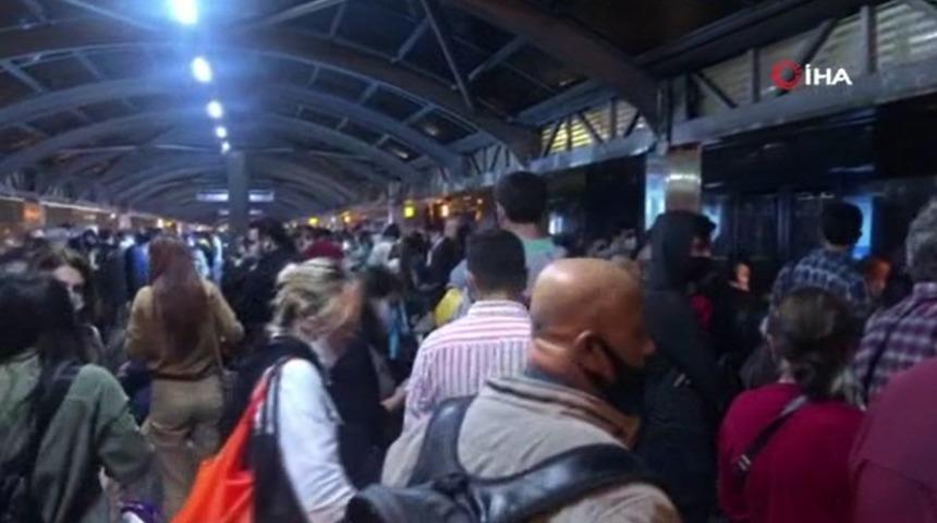 Mecidiyek&ouml;y&rsquo;de metrob&uuml;s arıza yaptı, durakta yoğunluk oluştu