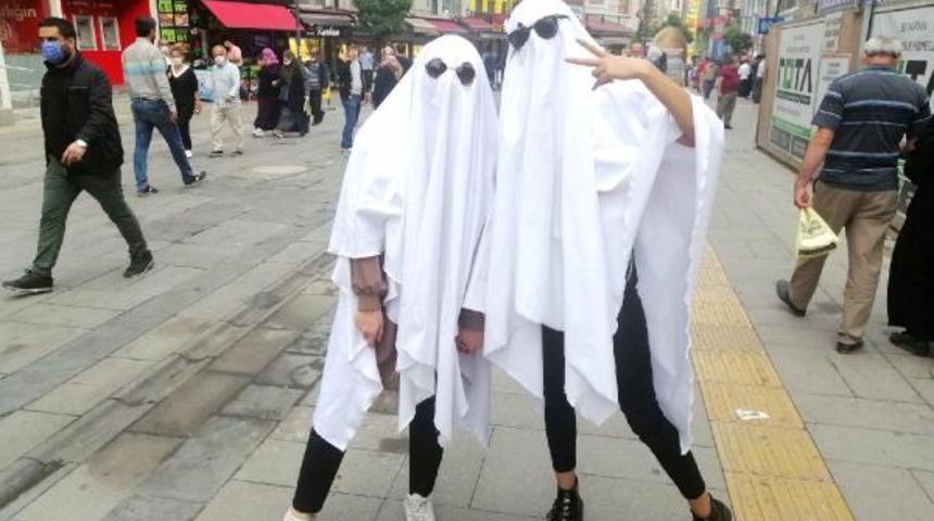 'Hayalet' kıyafetli koronavirüs uyarısı görenleri şaşkına çevirdi