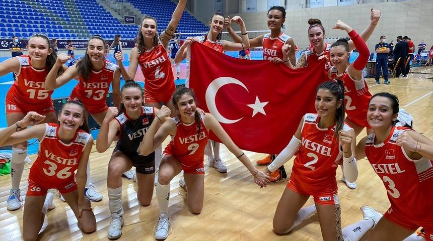 Bakan Kasapoğlu'ndan gen&ccedil; voleybolculara tebrik