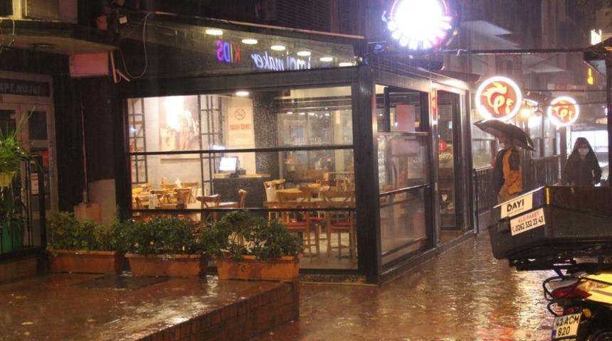 Restoranın baca kısmında &ccedil;ıkan yangın paniğe neden oldu