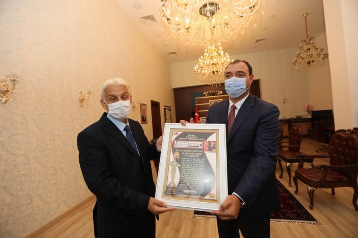 &lsquo;Yılın En Başarılı Esnaf Dostu Valisi&rsquo; &ouml;d&uuml;l&uuml;ne &Ccedil;etin Oktay Kaldırım layık g&ouml;r&uuml;ld&uuml;