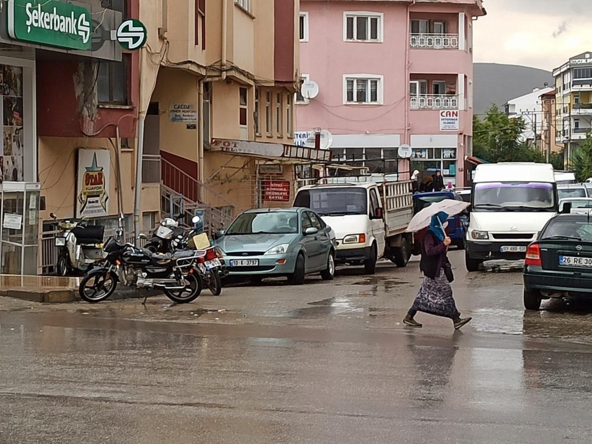 Yağmura hazırlıksız yakalanan vatandaşlar zor anlar yaşadı