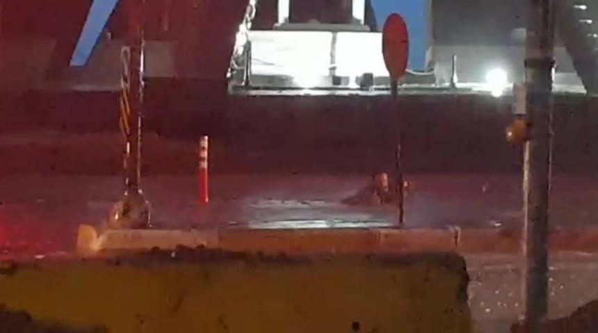 Yağmurdan ka&ccedil;arken kanala d&uuml;şt&uuml;! O anlar kamerada